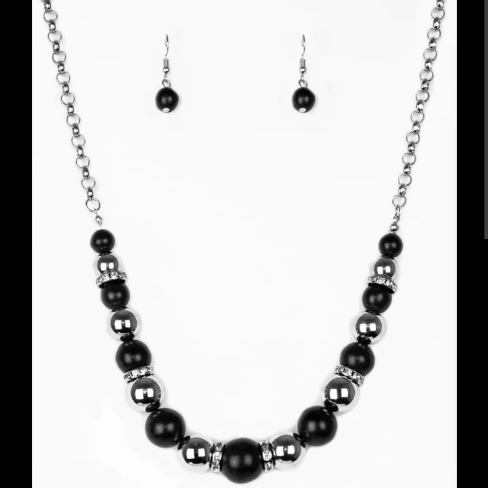 Paparazzi set nwt ruling class necklace& Earrings